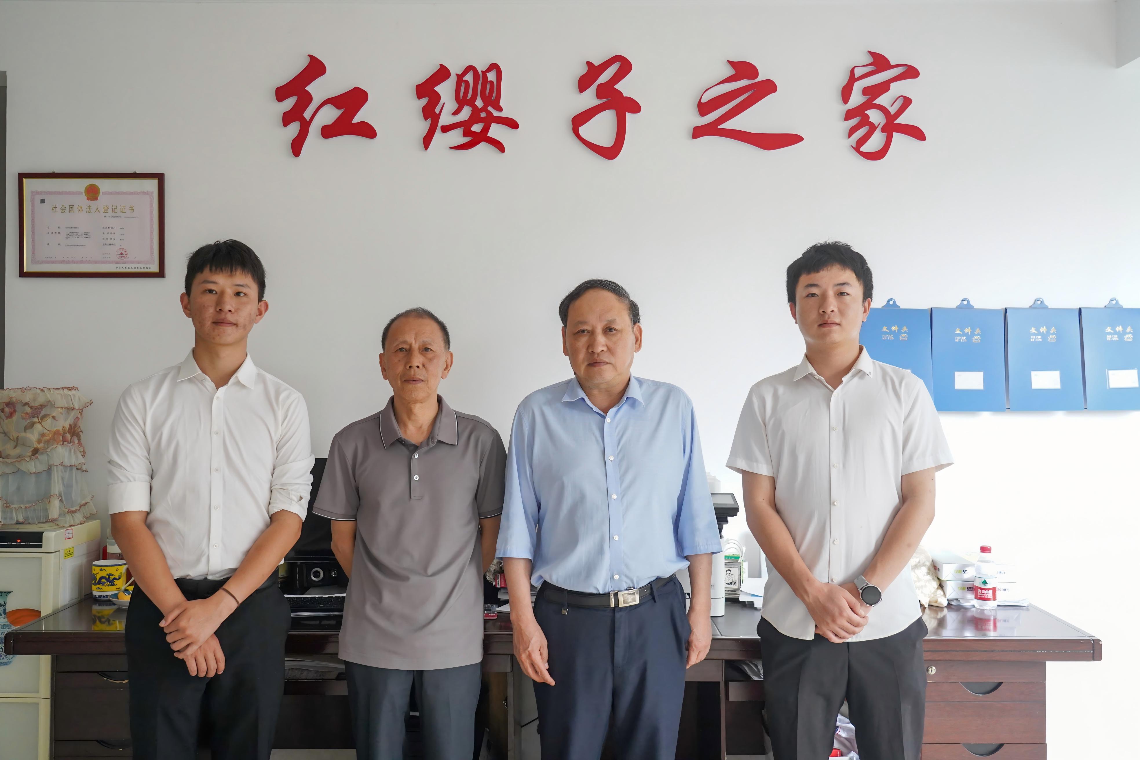 与专家团队合影